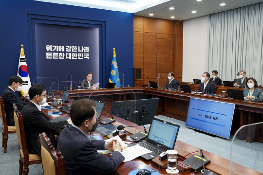 문재인 대통령이 22일 청와대 여민1관에서 열린 수석 보좌관회의에서 발언하고 있다. 청와대 제공.